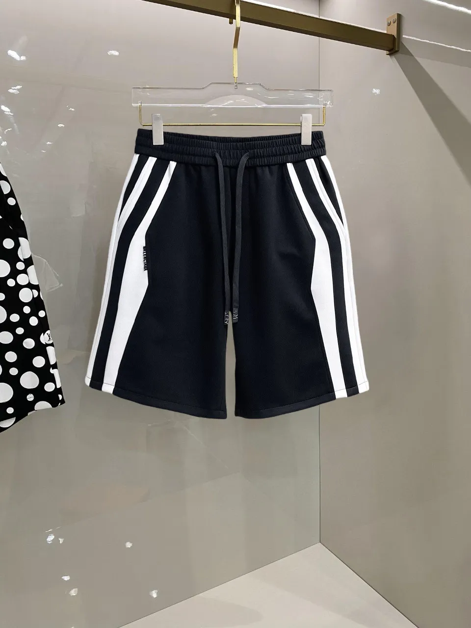 Balenciaga's three-standard complete 2026 summer New Arrival men's casual shorts, advanced custom-made Breathable fabric, Breathable fabric, extremely stretchy and comfortable, impeccable details, top-grade accessories, original logo design concept, delicate and soft feel! The upper body fit is awesome! Size: M-XXXL Please state your height and weight when ordering